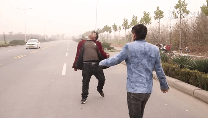 六亲不认的步伐是什么梗