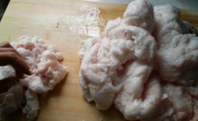 ​怎样炸出蓬松的油渣，肥猪肉要新鲜/肉要切的适当大