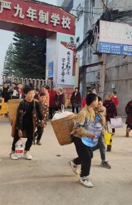 ​小学生背着“锅碗瓢盆”去春游(多少80后的童年回忆)