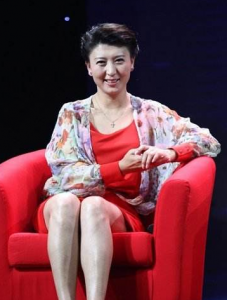 ​48岁闫学晶：高龄生下了小女儿，父亲忍受治疗痛苦，如今怎样了？