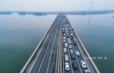 ​深度反思节日必堵的清连高速，一场游子的泪和自媒体的狂欢