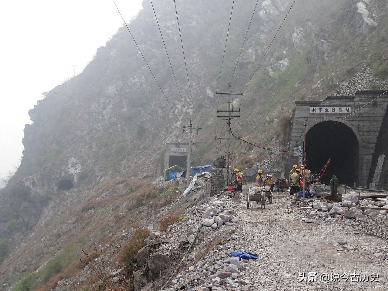 成昆铁路列车坠桥事故，由于自然灾害造成了国内最严重的铁路事故