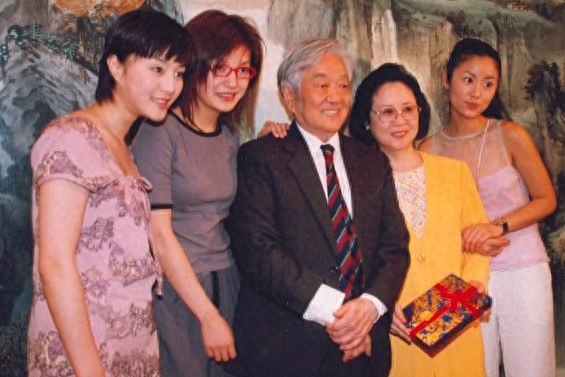 父亲是教授，金庸徐志摩都是她亲戚，79岁琼瑶出生即是人生赢家