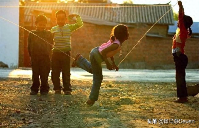 小时候玩具匮乏跳皮筋成了我们的最爱，跳皮筋的口诀您还记得吗？