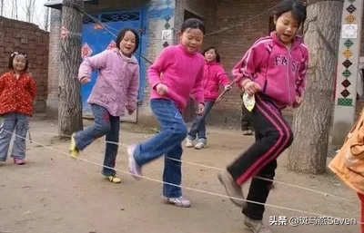 小时候玩具匮乏跳皮筋成了我们的最爱，跳皮筋的口诀您还记得吗？