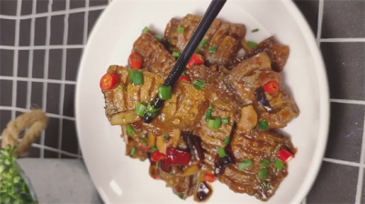 ​干烧带鱼的做法（干烧带鱼的做法，香辣酸甜肉质鲜嫩，秋冬时节莫要错过）