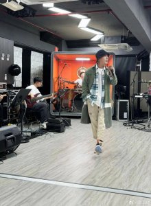 ​张卫健彩排意外从空中坠地，钢琴砸身！现场视频曝光，本人最新发声