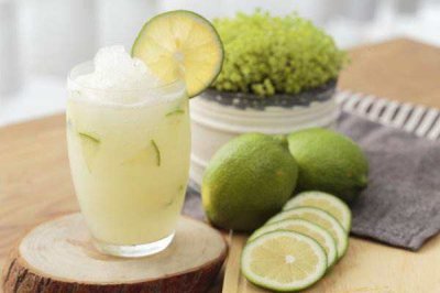 ​柠檬榨汁去皮好还是不去皮好 纯柠檬汁能每天喝吗