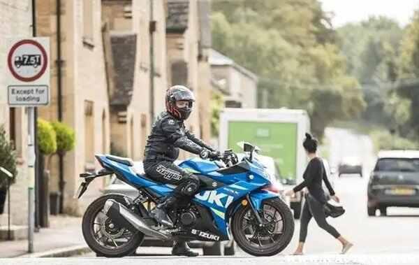 铃木gsx250r售价多少？铃木gsx250r黑武士落地价-