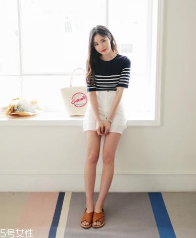 高腰短裙怎么搭配上衣？高腰短裙搭配上衣图片