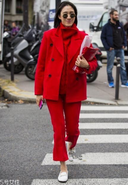 大红色外套配什么颜色打底衫?四款颜色搭配照亮冬季 大红色外套配什么颜色打底衫?四款颜色搭配照亮冬季