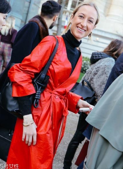 大红色外套配什么颜色打底衫?四款颜色搭配照亮冬季 大红色外套配什么颜色打底衫?四款颜色搭配照亮冬季