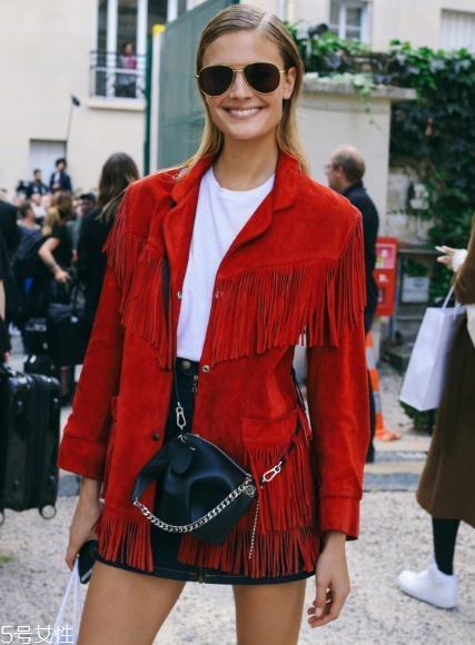 大红色外套配什么颜色打底衫?四款颜色搭配照亮冬季 大红色外套配什么颜色打底衫?四款颜色搭配照亮冬季