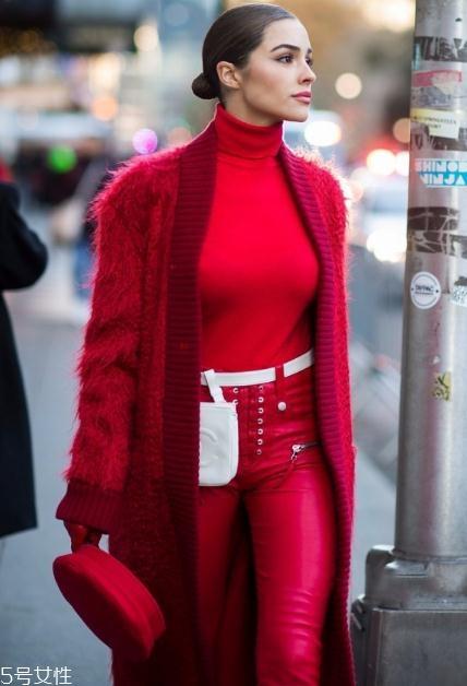 大红色外套配什么颜色打底衫?四款颜色搭配照亮冬季 大红色外套配什么颜色打底衫?四款颜色搭配照亮冬季