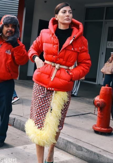 大红色外套配什么颜色打底衫?四款颜色搭配照亮冬季 大红色外套配什么颜色打底衫?四款颜色搭配照亮冬季