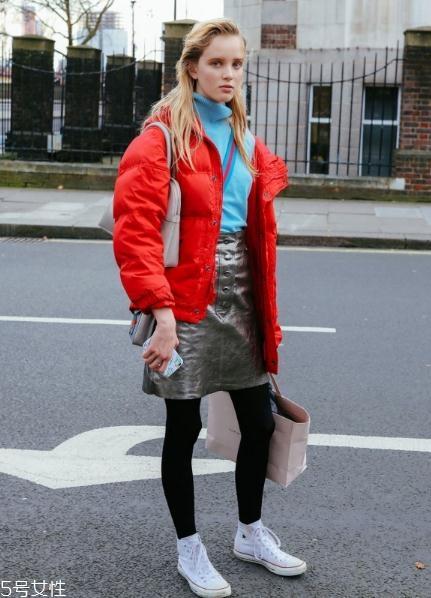 大红色外套配什么颜色打底衫?四款颜色搭配照亮冬季 大红色外套配什么颜色打底衫?四款颜色搭配照亮冬季