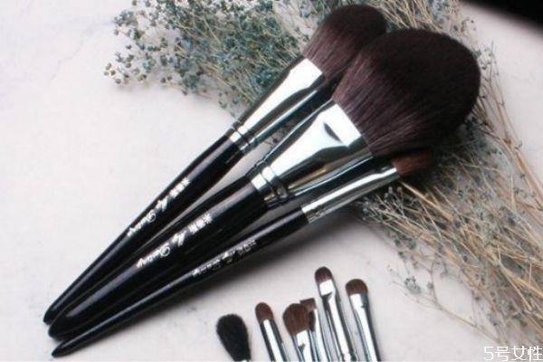 化妆刷有必要买吗 化妆没有刷子怎么办 化妆刷有必要买吗 化妆没有刷子怎么办