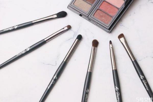 化妆刷有必要买吗 化妆没有刷子怎么办 化妆刷有必要买吗 化妆没有刷子怎么办