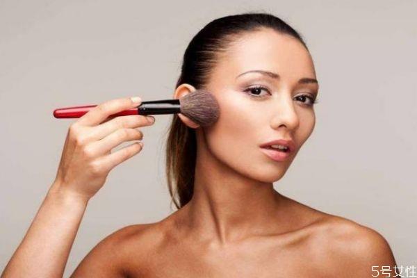 粉底液后几分钟用散粉 粉底液涂完立马定妆吗 粉底液后几分钟用散粉 粉底液涂完立马定妆吗