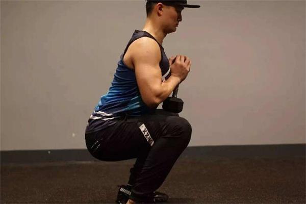 高脚杯深蹲练哪里的肌肉 高脚杯深蹲标准姿势 高脚杯深蹲练哪里的肌肉 高脚杯深蹲标准姿势