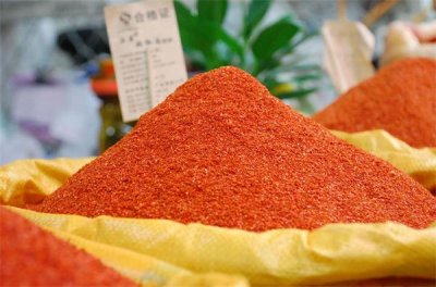 ​分辨染色辣椒面 一张纸巾轻松现原形