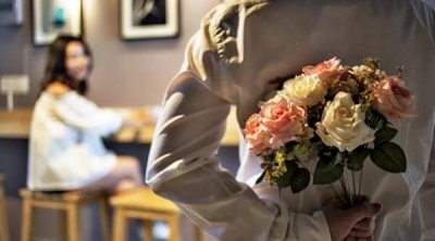 ​女孩对你有好感有哪些表现，女孩子对你有好感的动作