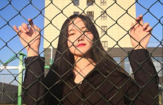 两个人见面尴尬是互相喜欢吗