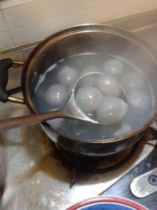 ​怎样煮元宵（怎么煮元宵不粘锅不破)