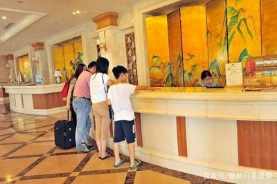 ​女子宾馆房间洗澡，陌生男子突然闯入，女子：我被“一览无遗”！