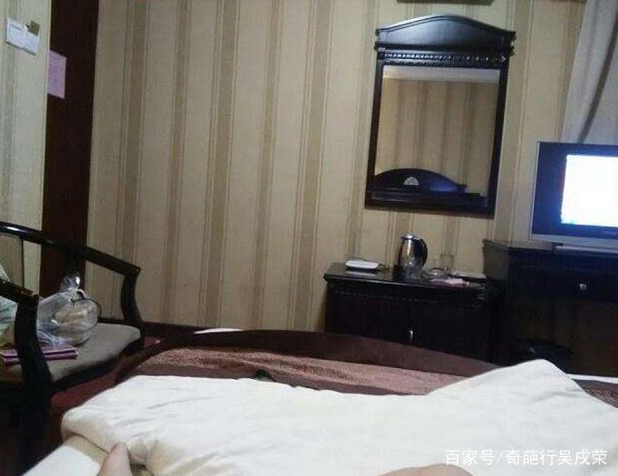 女子宾馆房间洗澡,陌生男子突然闯入,女子:我被“一览无遗”!