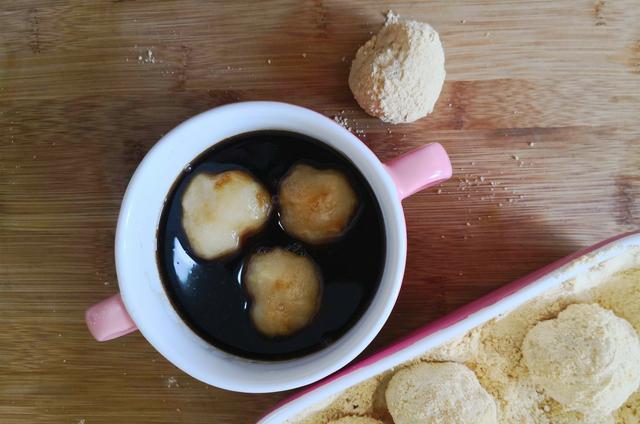 红糖糍粑四川经典小吃,制作简单一看就会,软糯甜蜜好味道!