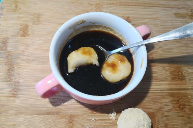 红糖糍粑四川经典小吃,制作简单一看就会,软糯甜蜜好味道!