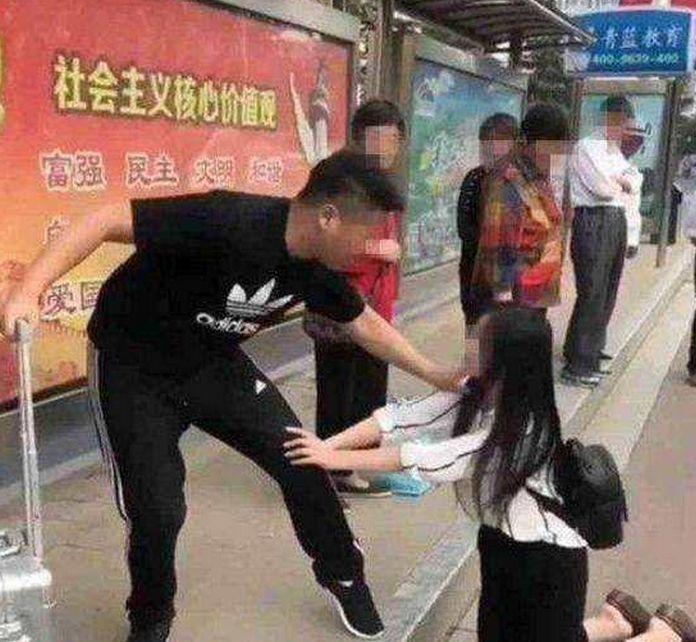 女孩在大街上给男友下跪，却遭到这样的结局，了解原因令人无语