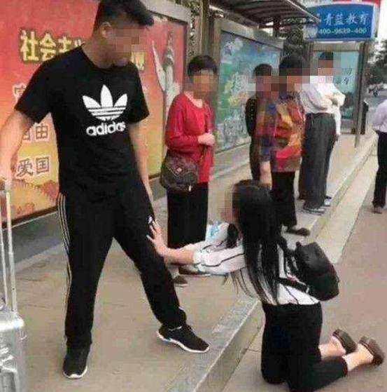 女孩在大街上给男友下跪，却遭到这样的结局，了解原因令人无语