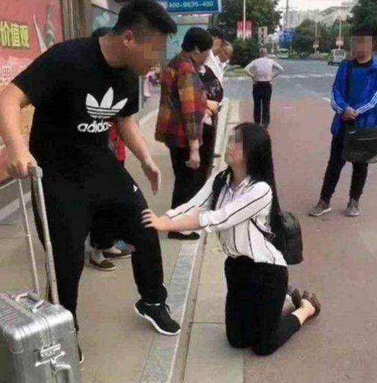 女孩在大街上给男友下跪，却遭到这样的结局，了解原因令人无语