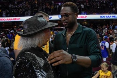 ​NBA历史最富豪的球迷，花2亿美金看比赛，壕无人性