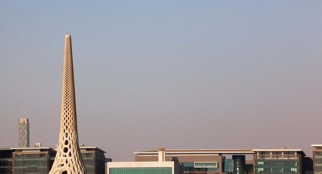 在“不差钱”学校,学生宿舍就像别墅,学生的钱到了学校就还给了