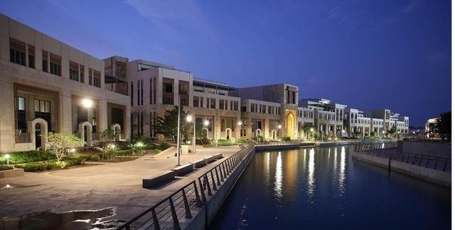 在“不差钱”学校,学生宿舍就像别墅,学生的钱到了学校就还给了