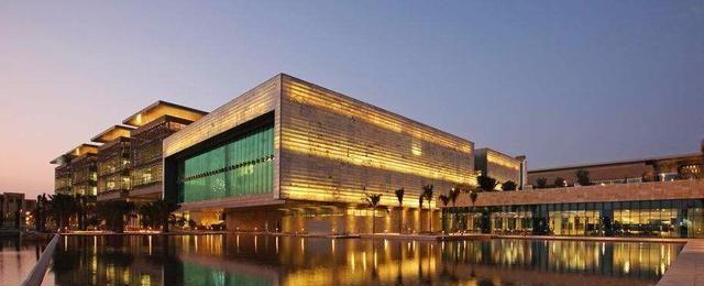 在“不差钱”学校,学生宿舍就像别墅,学生的钱到了学校就还给了