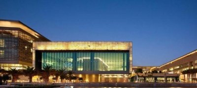 ​在“不差钱”学校，学生宿舍就像别墅，学生的钱到了学校就还给了