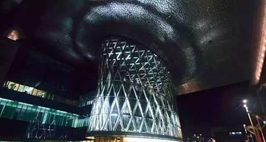 在“不差钱”学校,学生宿舍就像别墅,学生的钱到了学校就还给了