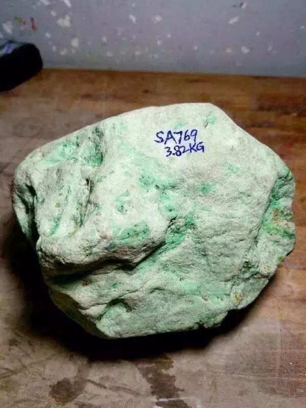 小伙2万买的翡翠赌石，切开后暴涨百倍，尖叫不止！