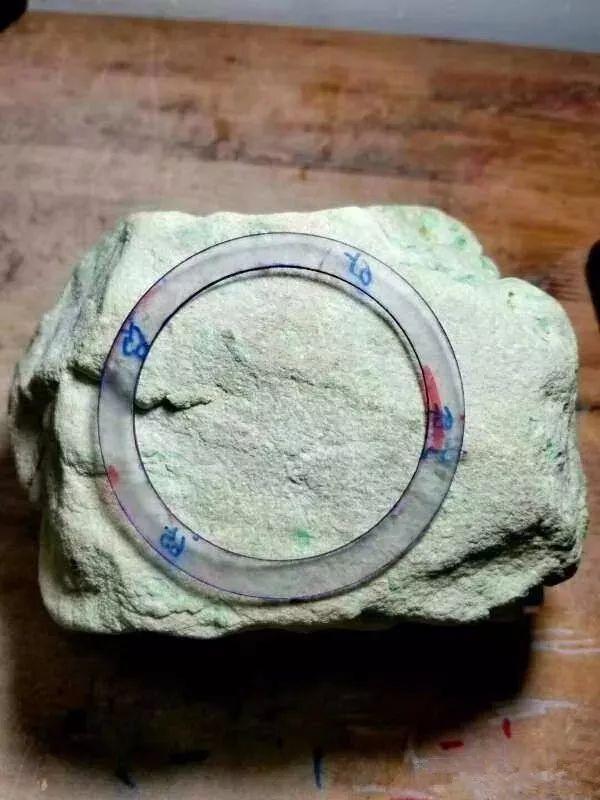 小伙2万买的翡翠赌石，切开后暴涨百倍，尖叫不止！