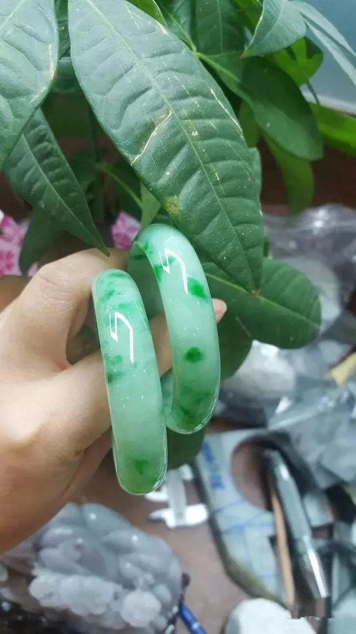 小伙2万买的翡翠赌石，切开后暴涨百倍，尖叫不止！