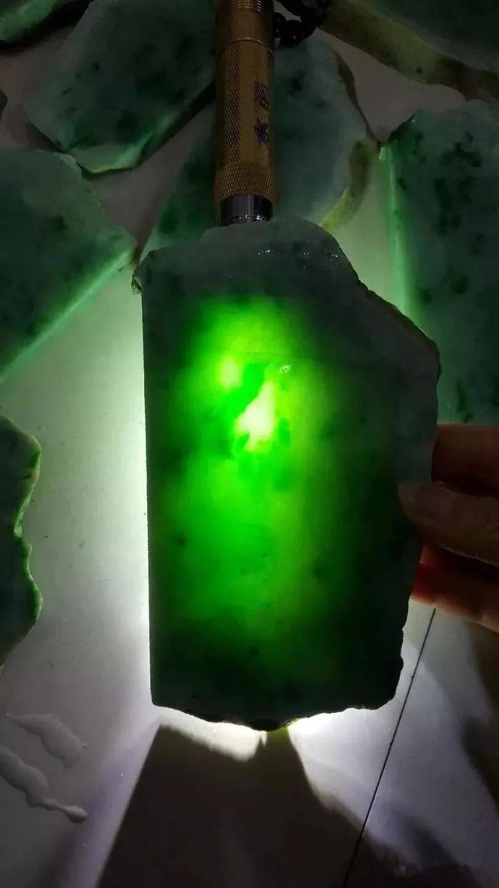 小伙2万买的翡翠赌石，切开后暴涨百倍，尖叫不止！