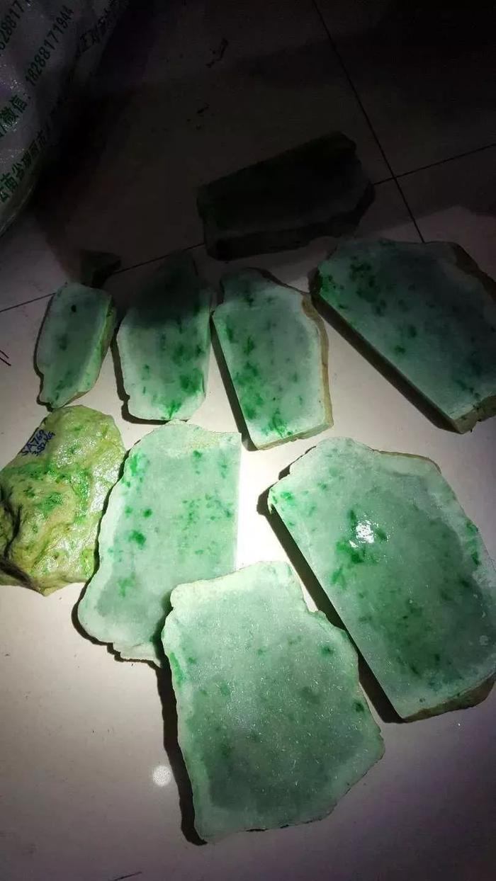 小伙2万买的翡翠赌石，切开后暴涨百倍，尖叫不止！