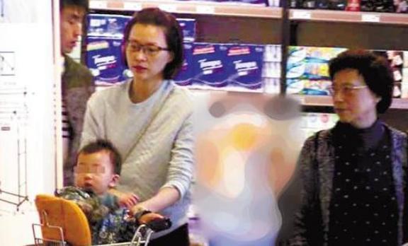 董卿丈夫和儿子照片曝光,难怪选择隐婚,网友:这是她应得的!