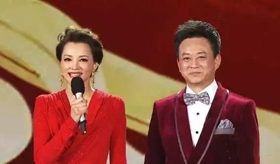 董卿丈夫和儿子照片曝光,难怪选择隐婚,网友:这是她应得的!