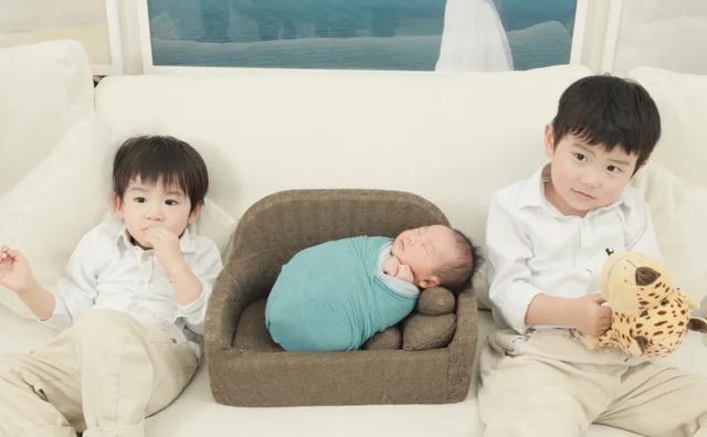 曾被赵薇老公黄有龙疯狂追求，她为何嫁给著名建筑师，还连生三子