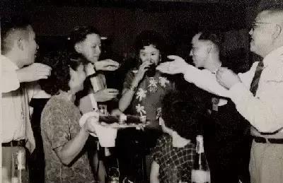 上海第一交际花, 17岁的民国爆款女王